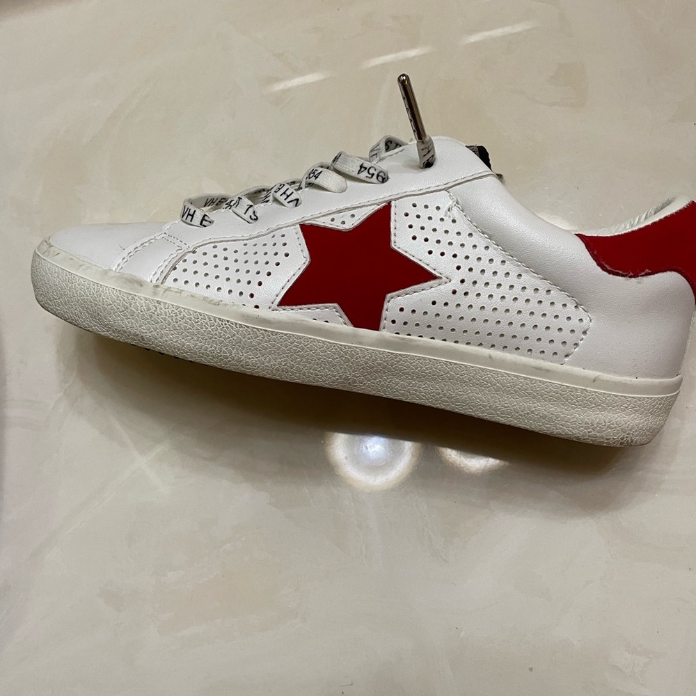 Tennis shoes